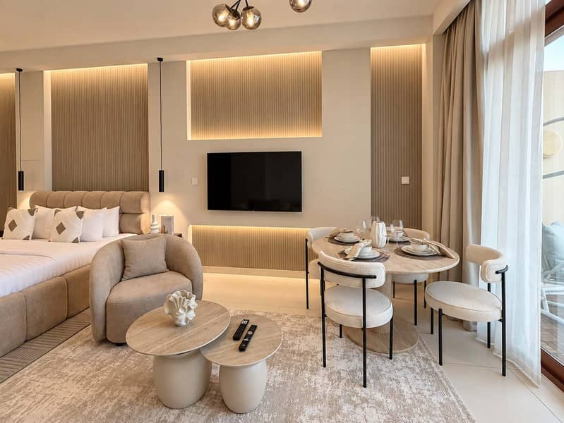 7 Luxury Palm Views East Apartment with Pool and Gym Access