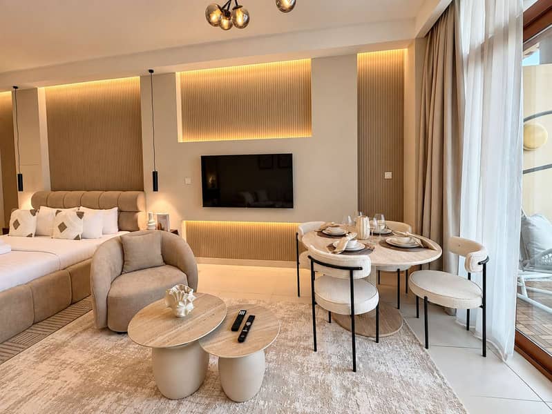8 Luxury Palm Views East Apartment with Pool and Gym Access