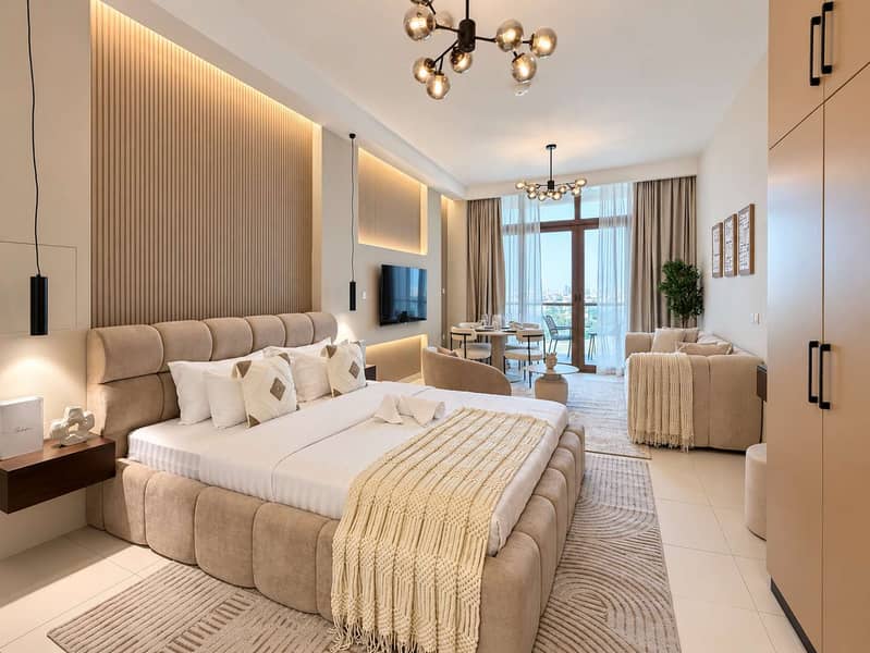 9 Luxury Palm Views East Apartment with Pool and Gym Access