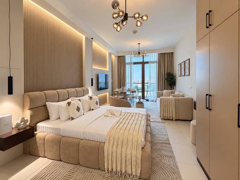 10 Luxury Palm Views East Apartment with Pool and Gym Access