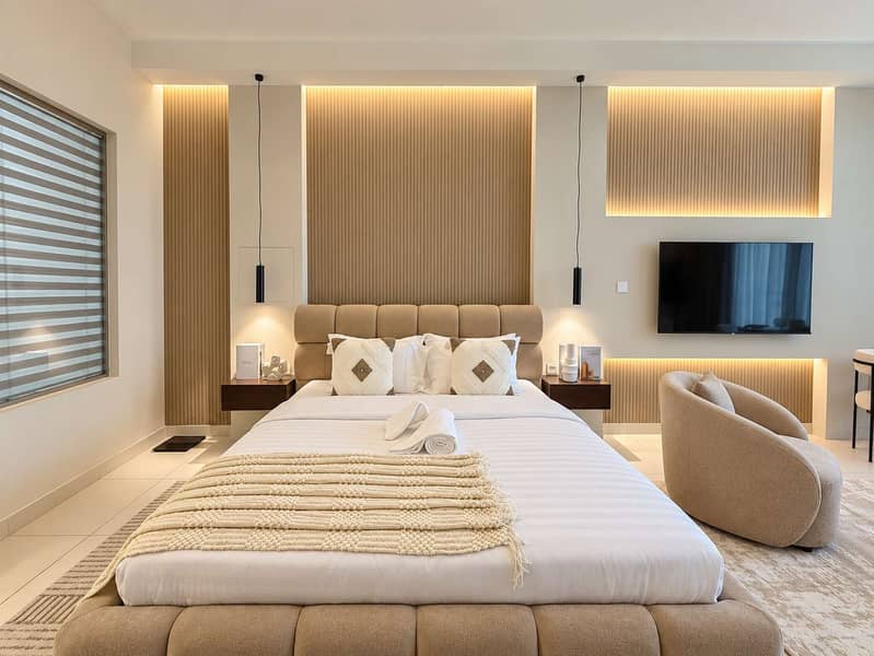 11 Luxury Palm Views East Apartment with Pool and Gym Access