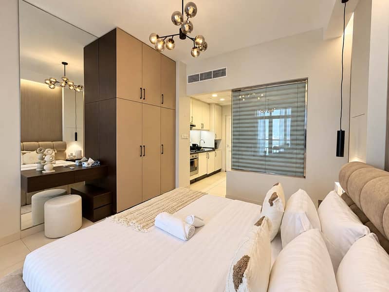 12 Luxury Palm Views East Apartment with Pool and Gym Access