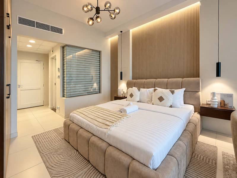 13 Luxury Palm Views East Apartment with Pool and Gym Access