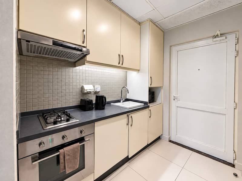 14 Luxury Palm Views East Apartment with Pool and Gym Access