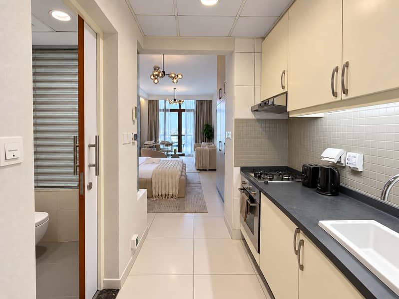 15 Luxury Palm Views East Apartment with Pool and Gym Access