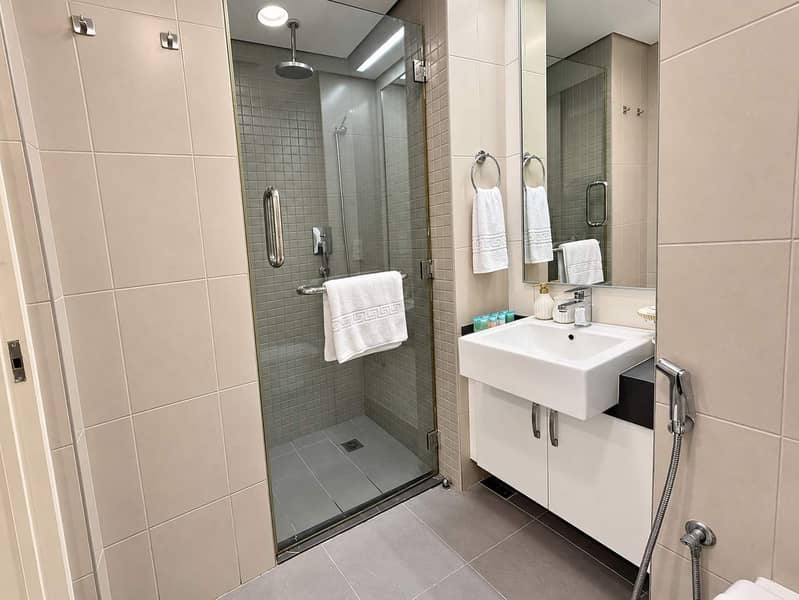 16 Luxury Palm Views East Apartment with Pool and Gym Access