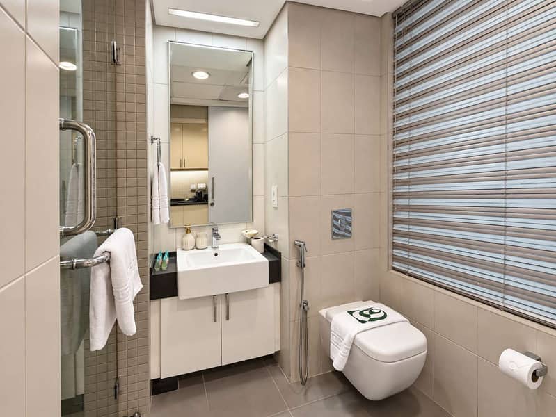 17 Luxury Palm Views East Apartment with Pool and Gym Access