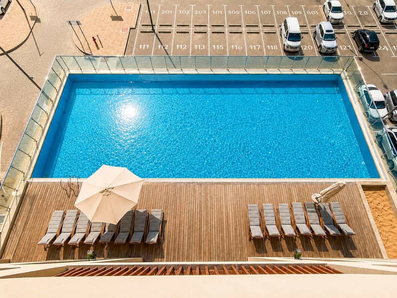 20 Luxury Palm Views East Apartment with Pool and Gym Access