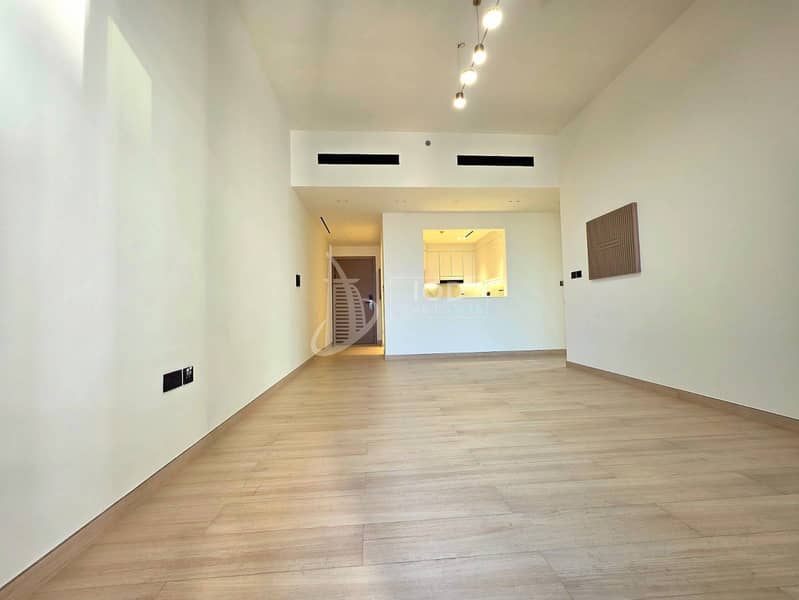 Stunning Bedroom Residence | Spacious Layout | Elevated Living Stunning Bedroom Residence | Spacious Layout | Elevated Living