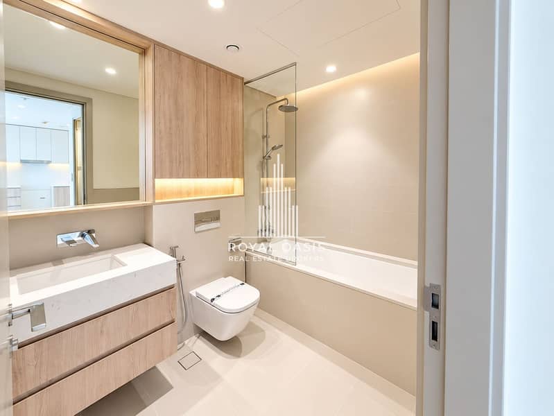 11 Bright Modern Minimalist Ensuite Bathroom. png