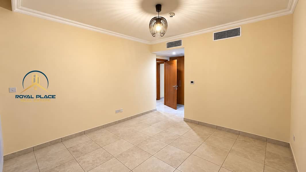 7 Modern Empty Room with Pendant Light. png