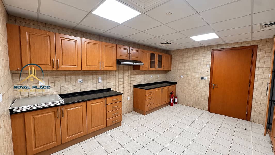 14 High-Definition Oak Kitchen Utility Room. png