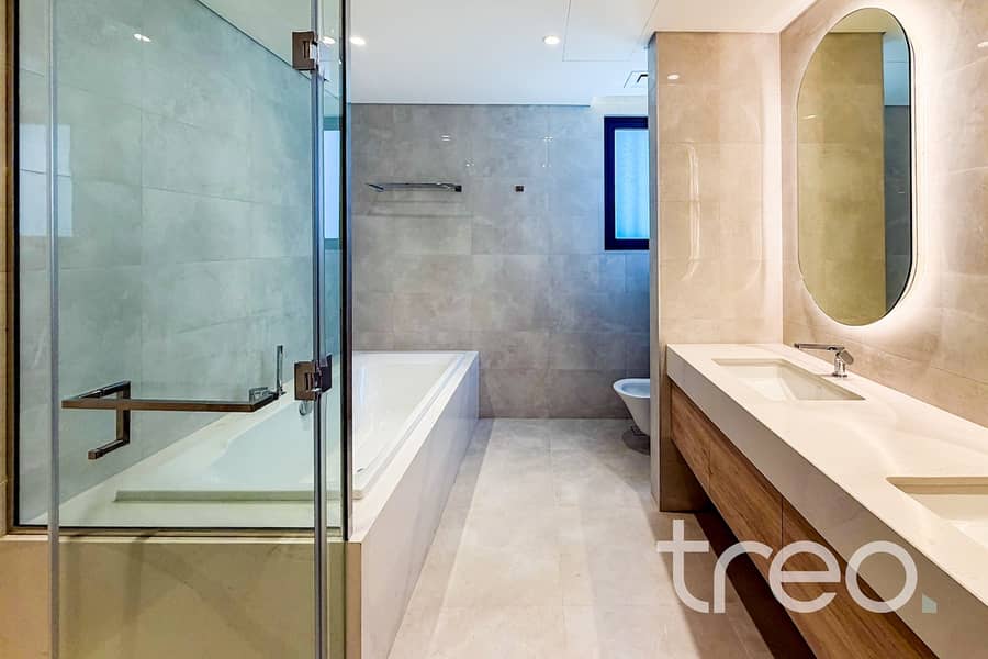 14 Bathroom 1. jpg