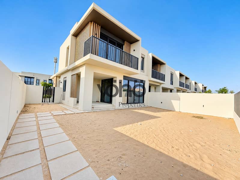 7 Modern Villa Courtyard in Bright Sunlight. png