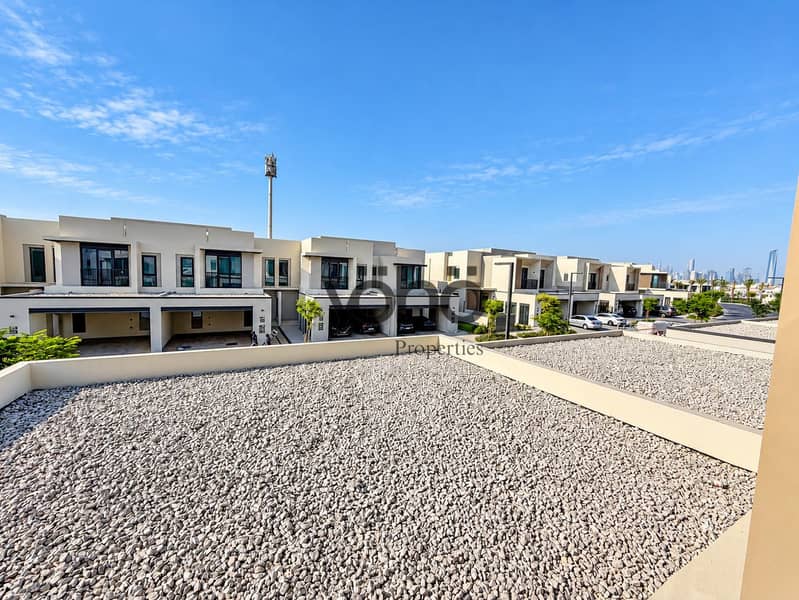 16 Modern Villas Overlooking Gravel Rooftops. png