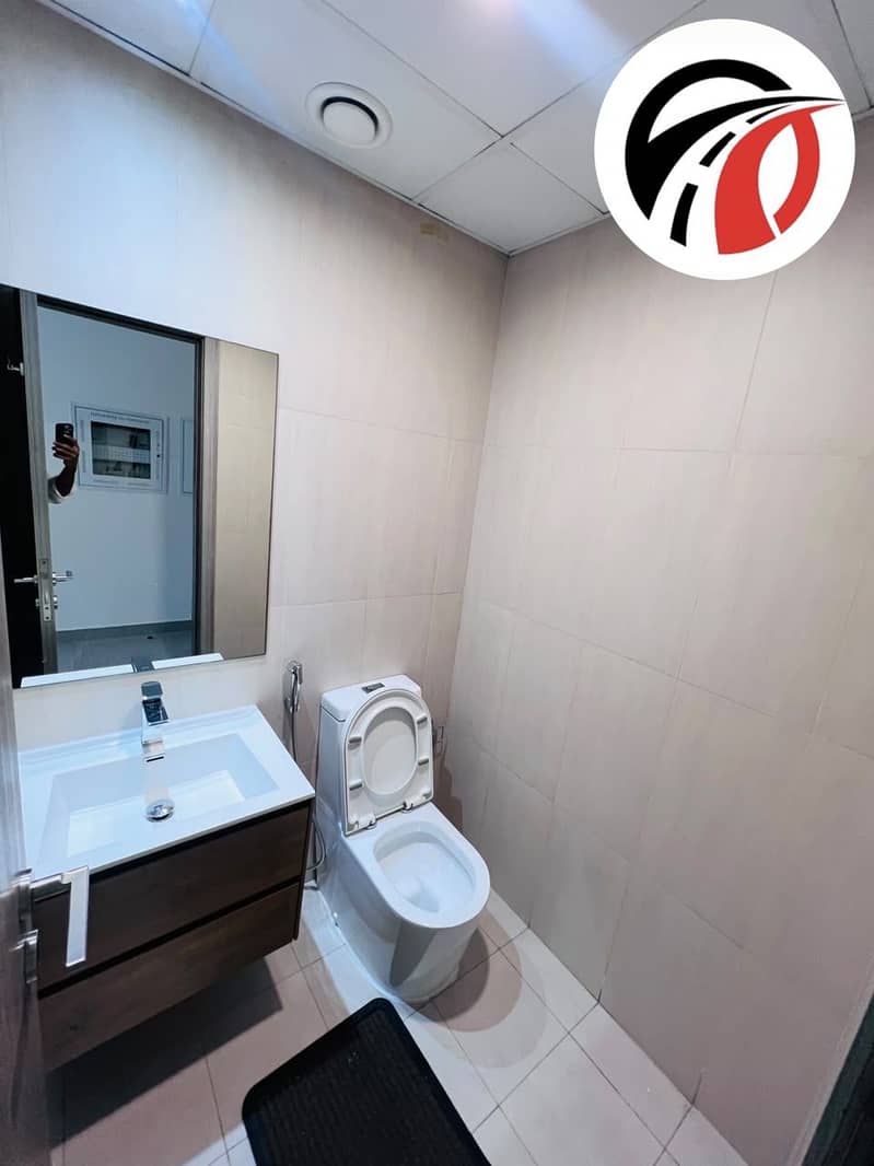 9 d540e3ab-5e6a-4d1b-85cc-efecfa300d21. jpg