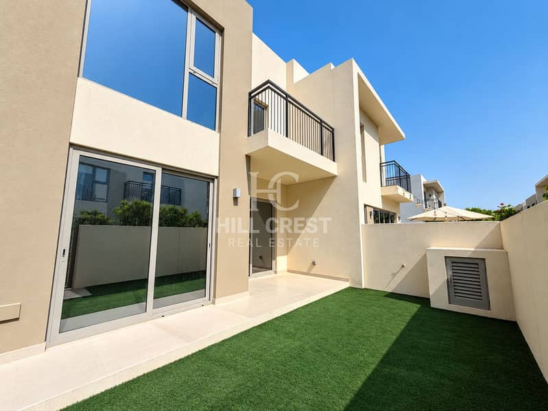 4 Modern Townhouse Patio in Sunshine. png