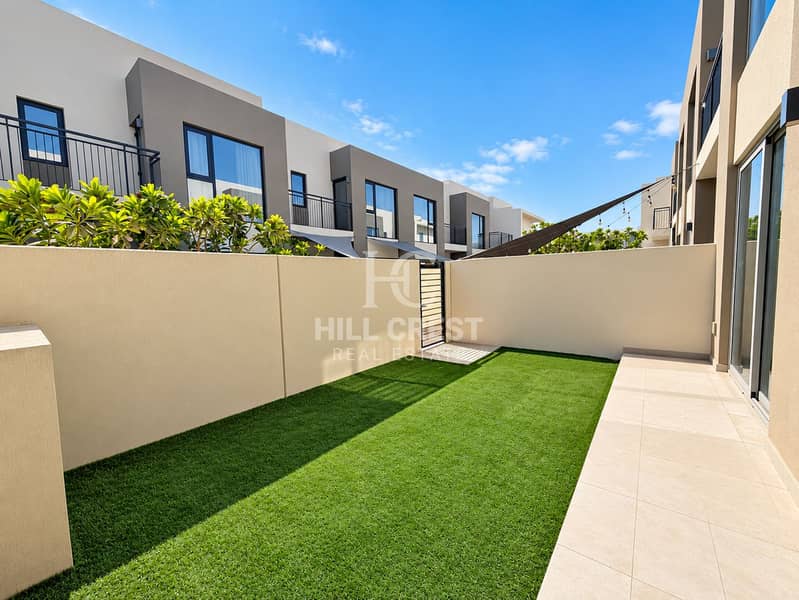 6 Modern Townhouse Courtyard Retreat. png