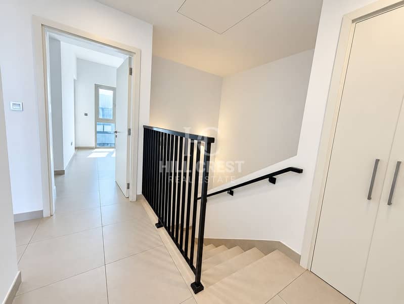 9 Modern Minimalist Landing and Stairwell. png