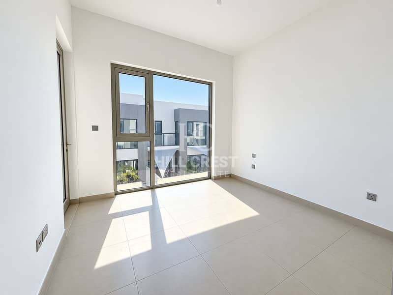 13 Sunlit Empty Modern Room. png