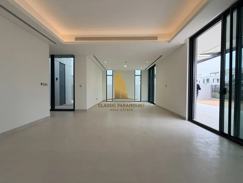 5 Rooms | CORNER | ON PARK | NEAR POOL | No Agents