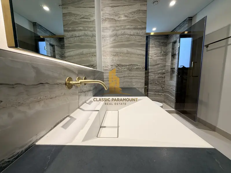 5 Rooms | CORNER | ON PARK | NEAR POOL | No Agents