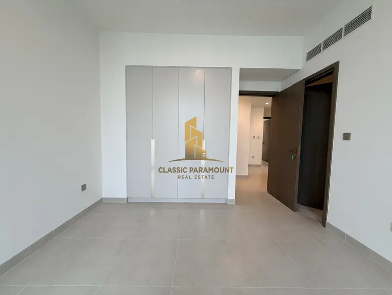 5 Rooms | CORNER | ON PARK | NEAR POOL | No Agents