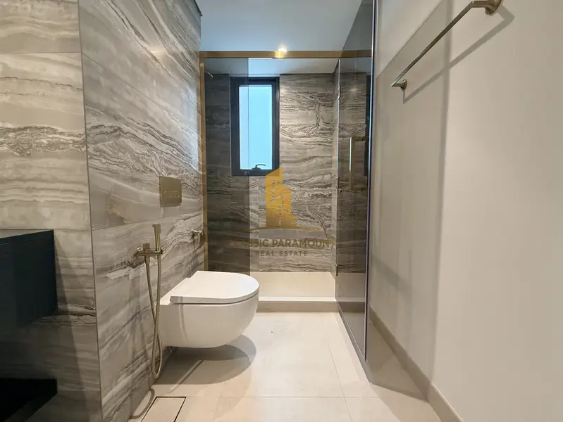 5 Rooms | CORNER | ON PARK | NEAR POOL | No Agents