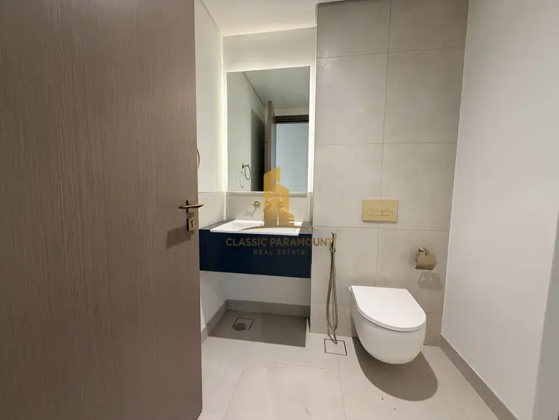 5 Rooms | CORNER | ON PARK | NEAR POOL | No Agents