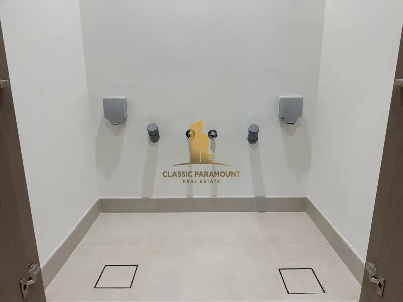 5 Rooms | CORNER | ON PARK | NEAR POOL | No Agents