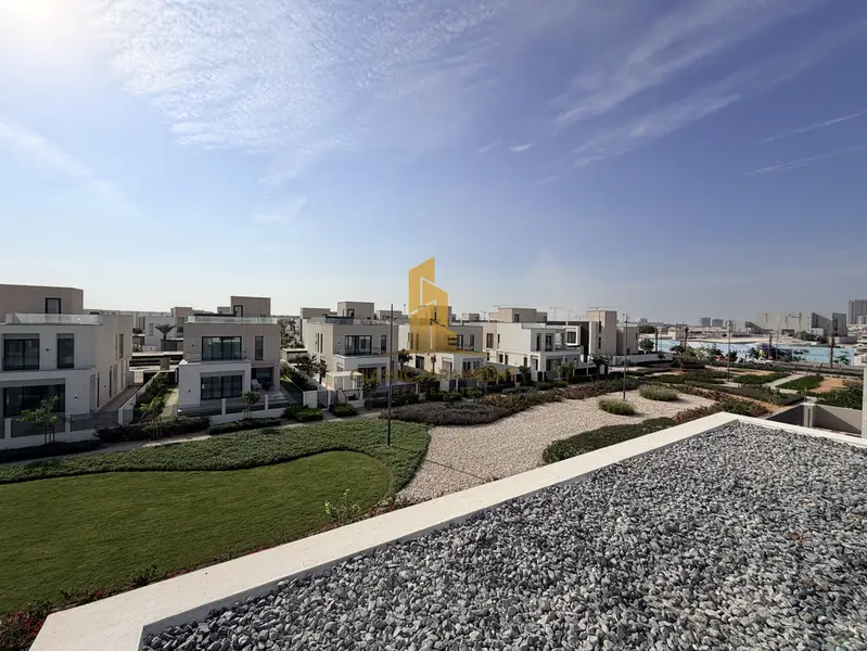 5 Rooms | CORNER | ON PARK | NEAR POOL | No Agents