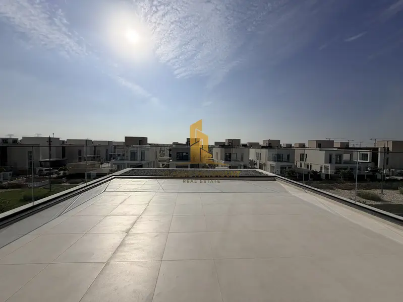 5 Rooms | CORNER | ON PARK | NEAR POOL | No Agents