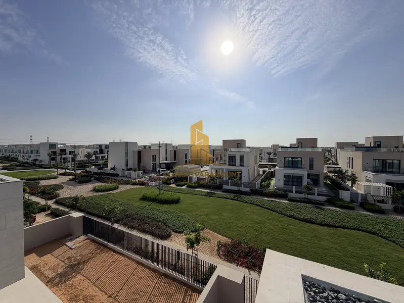 5 Rooms | CORNER | ON PARK | NEAR POOL | No Agents