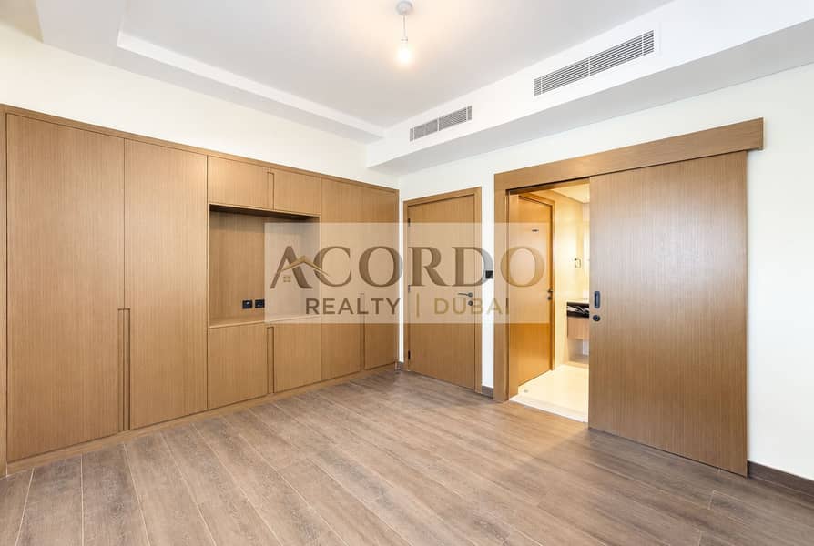 6 Minimalist Oak-Wood Room Interior. png