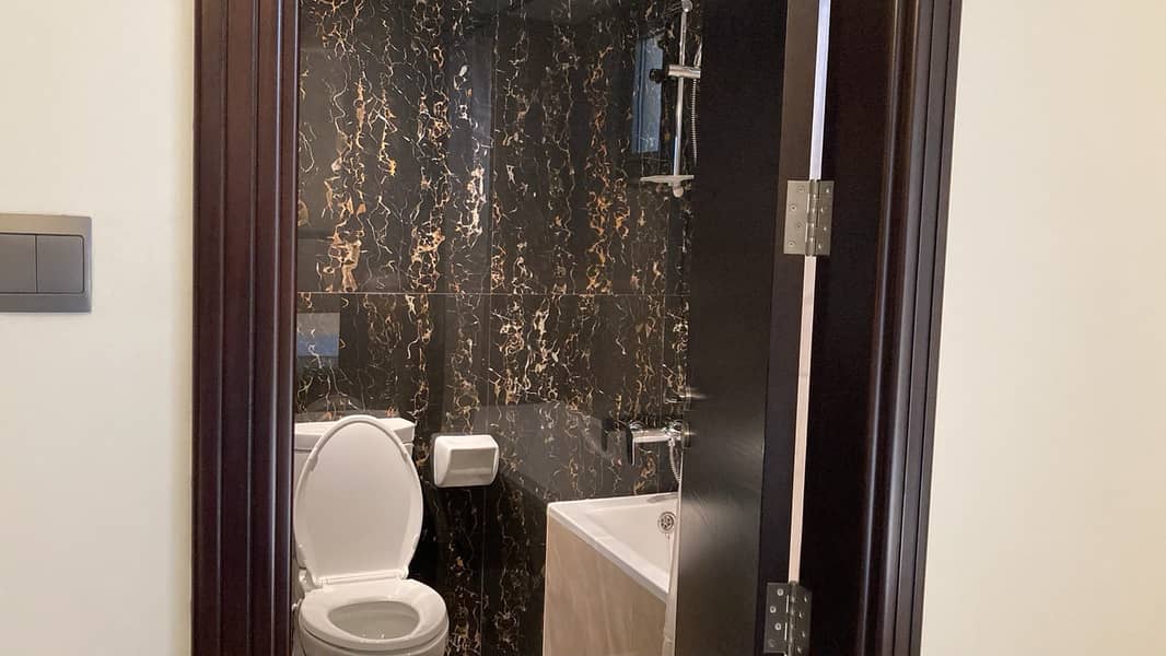 17 1014 Elite Downtown Twin Bedroom Bathroom. jpeg