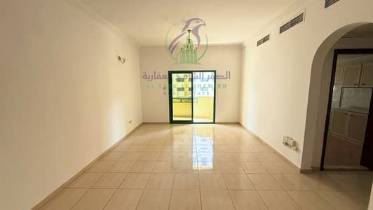 2 Slaapkamers Appartement te Huur in Al Taawun, Sharjah - apartment-for-rent-2-bedroom-altaawn-alsharqh-living-room-05. jpg 2 Slaapkamers Appartement te Huur in Al Taawun, Sharjah - apartment-for-rent-2-bedroom-altaawn-alsharqh-living-room-05. jpg