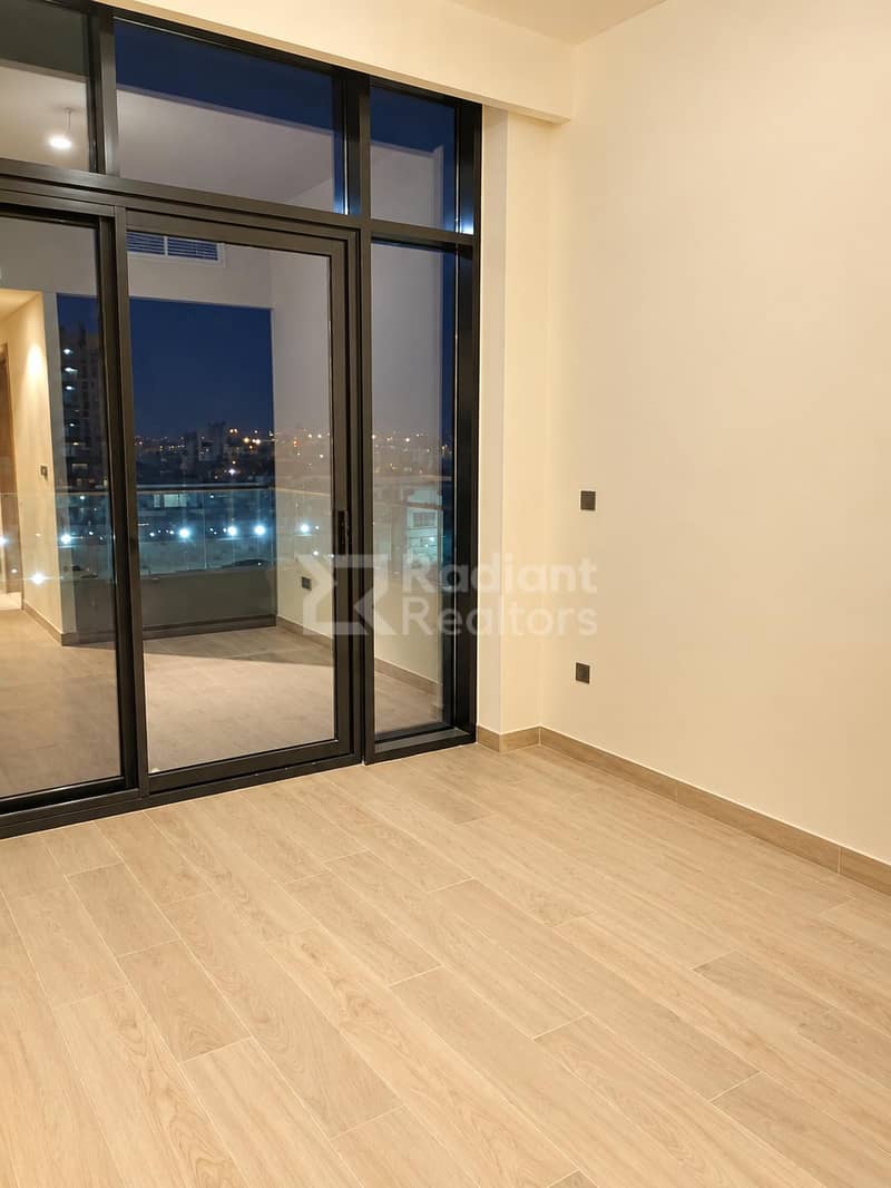 2 Empty Modern Room with Night City View. jpg