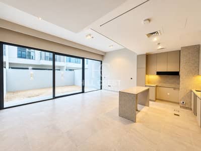 3 habitaciones Townhouse para en Alquiler en Mohammed Bin Rashid City (MBR City), Dubai - Bright Minimalist Open-Plan Kitchen Living Space. png