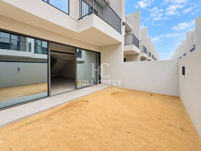 14 Modern Townhouse Patio Courtyard. png