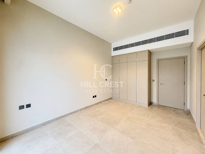 39 Minimalist Beige Bedroom Interior. png