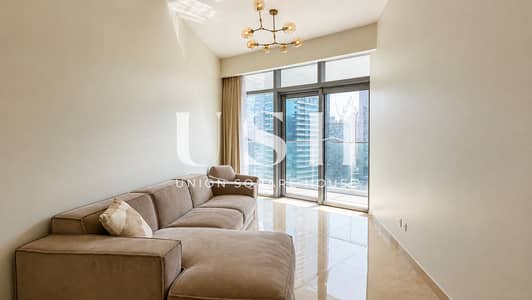 2 Slaapkamers Appartement te Huur in Downtown Dubai, Dubai - Sunlit Minimalist Living Room with City Views. png 2 Slaapkamers Appartement te Huur in Downtown Dubai, Dubai - Sunlit Minimalist Living Room with City Views. png