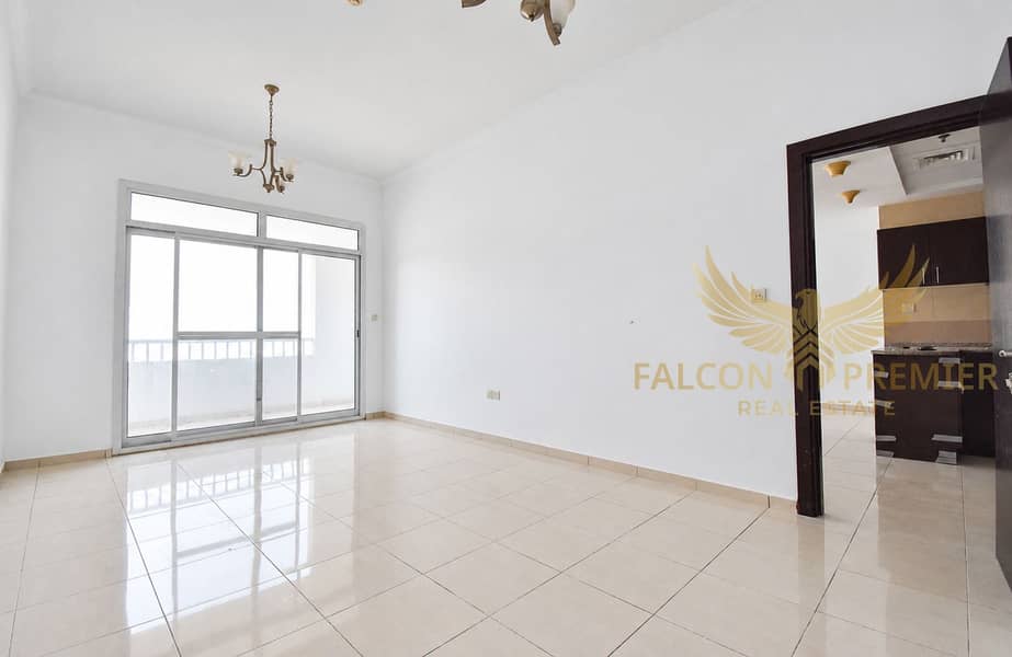 7 Bright apartment interior with door 1711-4. png