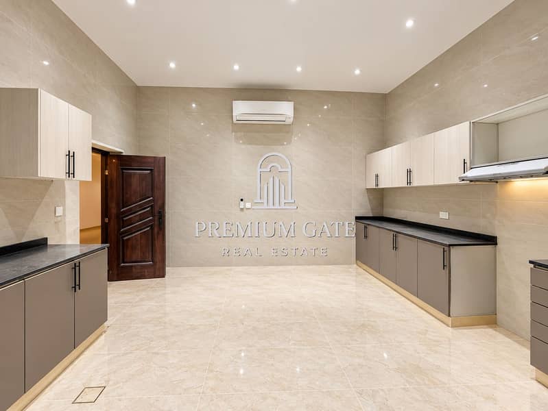 9 Minimalist Marble-Tile Kitchen Interior. png