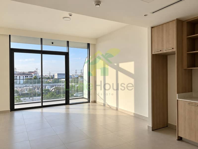 2 property-living-room-balcony-02. jpg