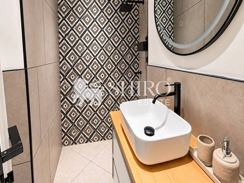 6 Bathroom 001. jpeg