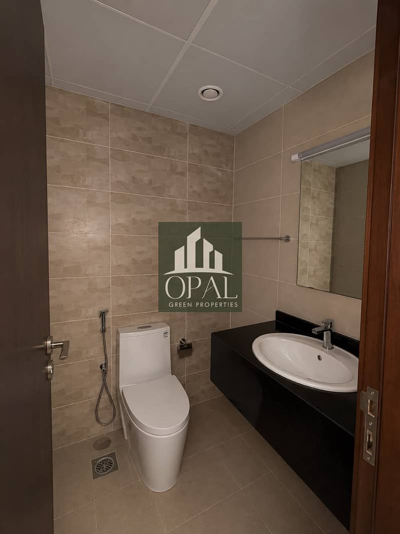 9 UNIT 105 GUEST BATHROOM. jpeg
