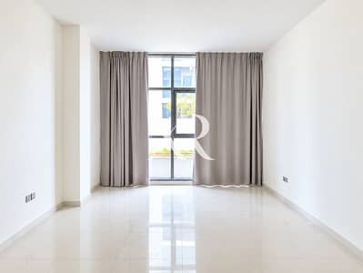 Monolocale in vendita a DAMAC Hills, Dubai - Minimalist Daylit Room with Gray Curtains. png