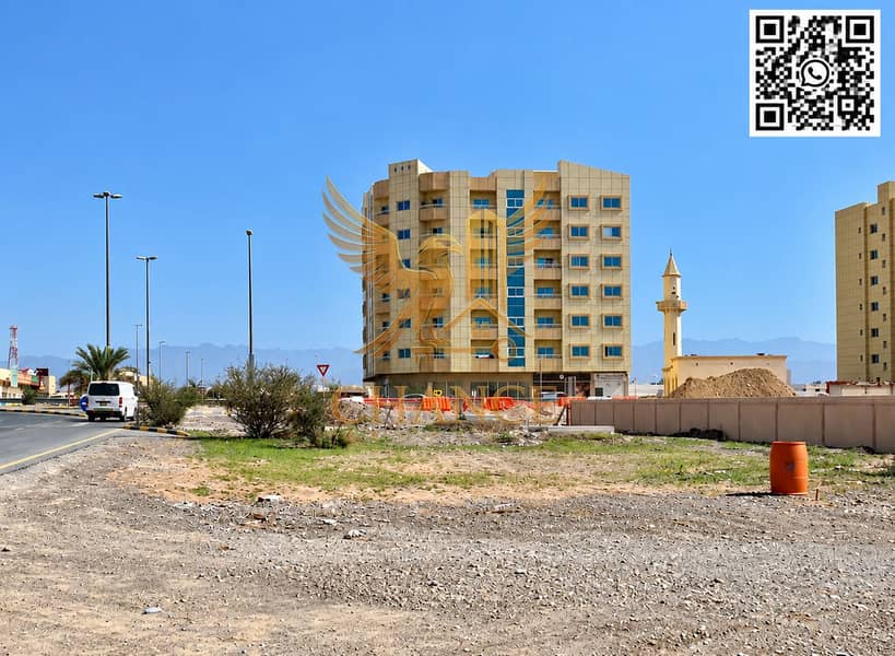 2 Urban Lot with Beige Tower and Minaret. png