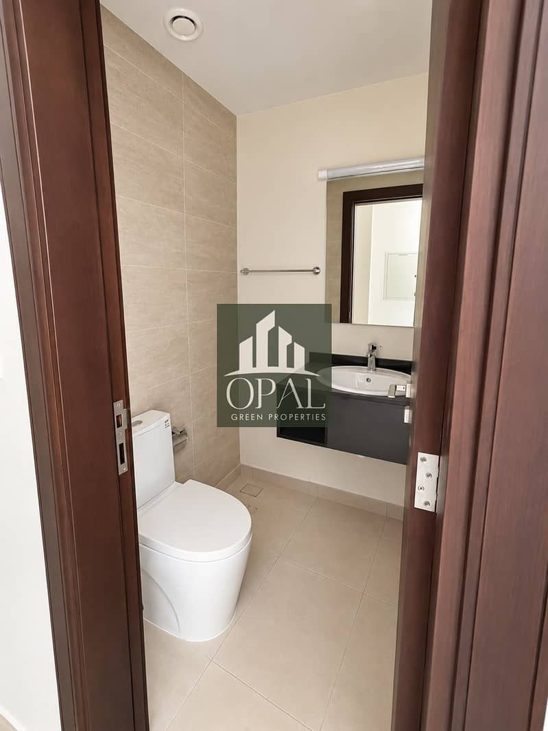 6 UNIT 315 GUEST BATHROOM. jpeg