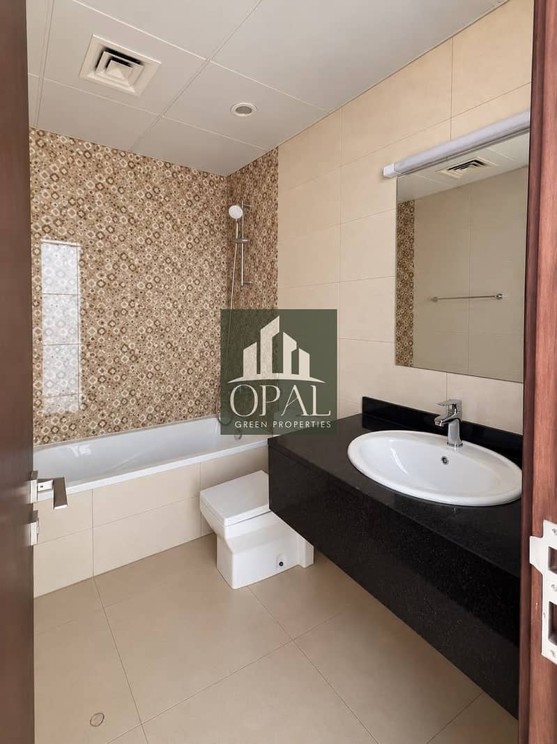 7 UNIT 105 BATHROOM. jpeg